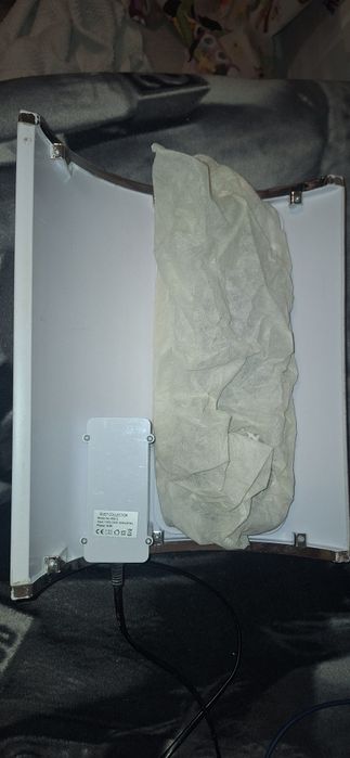 Aspirator praf unghii