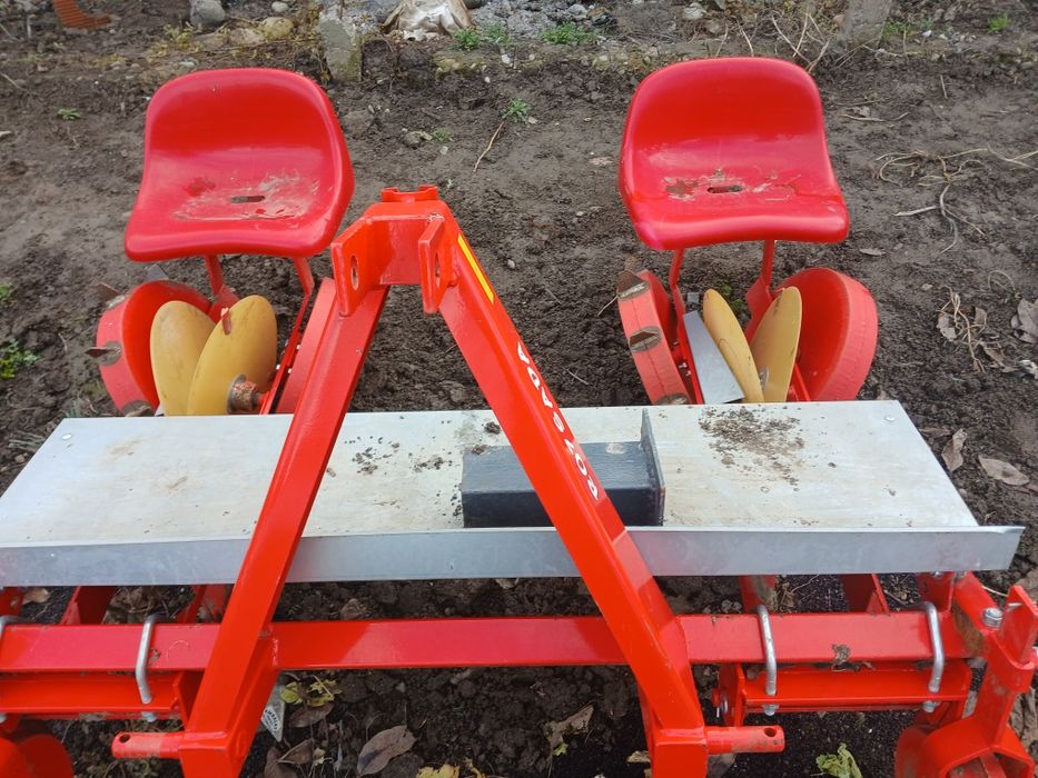 Vând plantator rasaduri în stare foarte buna ,Garoafa vn