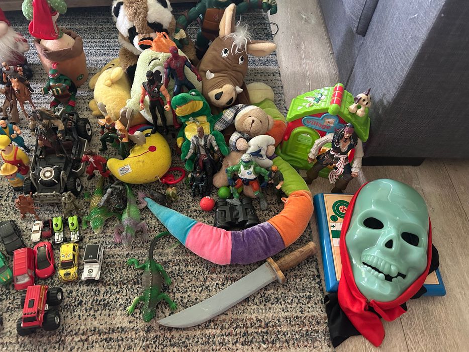 Различни играчки плюшени и не само