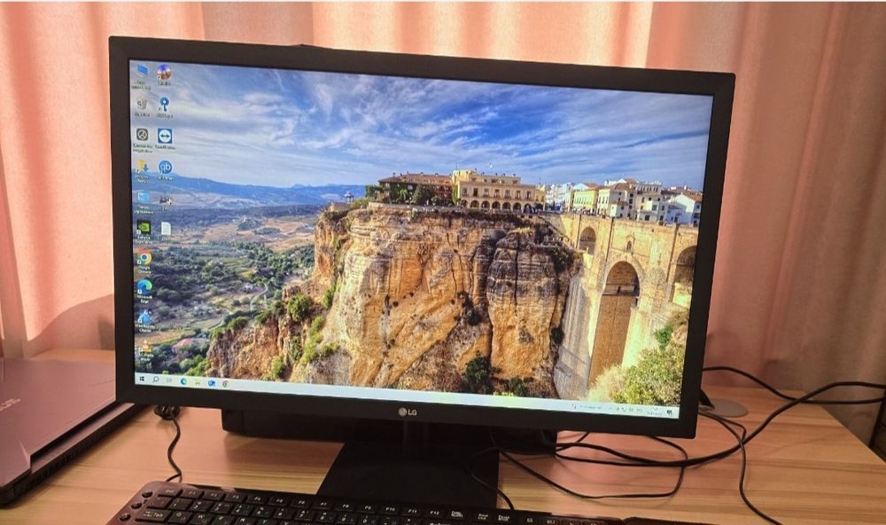 Продам большой монитор lg 24 дюйма