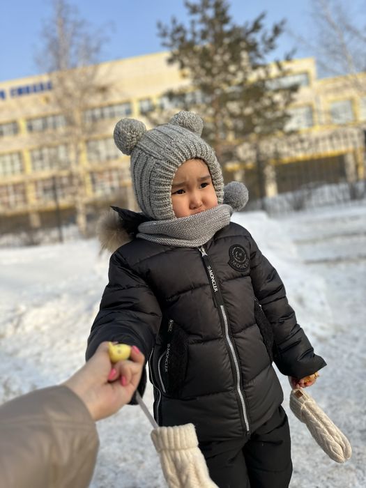 Продам детский комбинезон Moncler