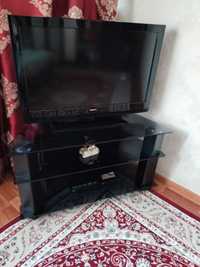 Телевизор с подставкой черного цвета фирмы BEKO