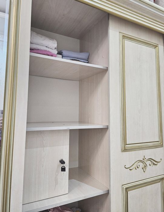 Шкаф купе с тремя отсеками для спальни