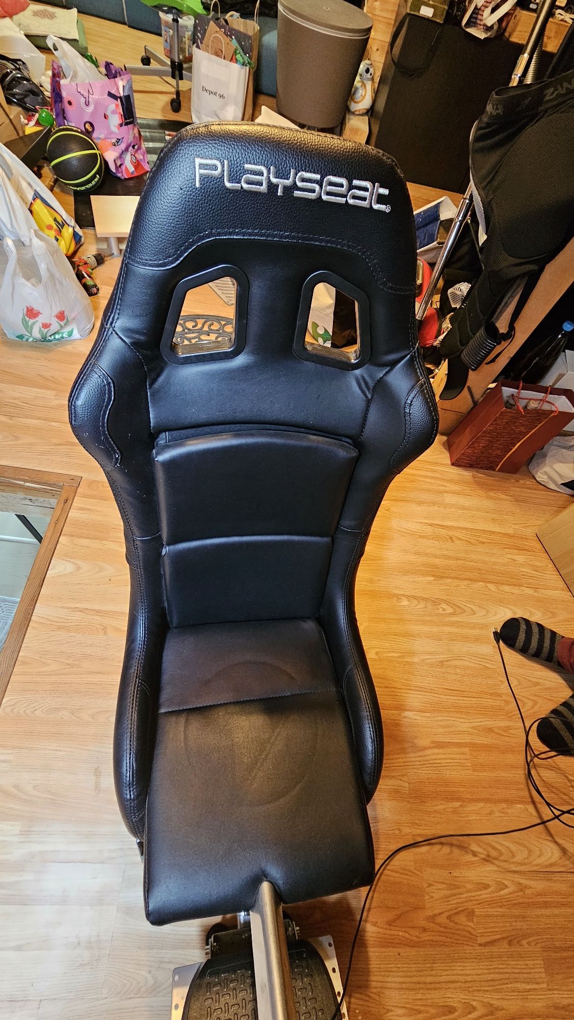 PlaySeat și volan cu pedale