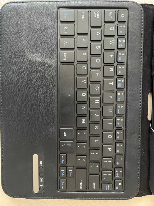 Tableta Samsung Galaxy Tab4 (T535) cu tastatura bluetooth