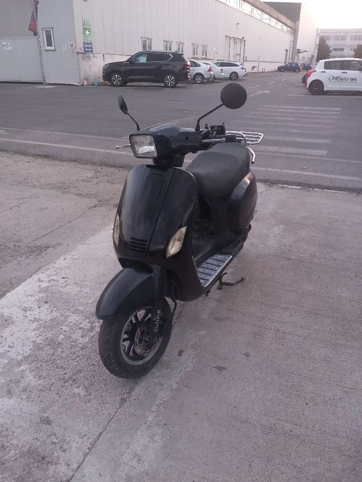 Scuter limitat 25 kmh fara permis Inmatriculat condus de la 16 ani.