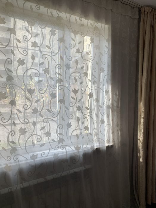 Тюль светлая с цветочным узором