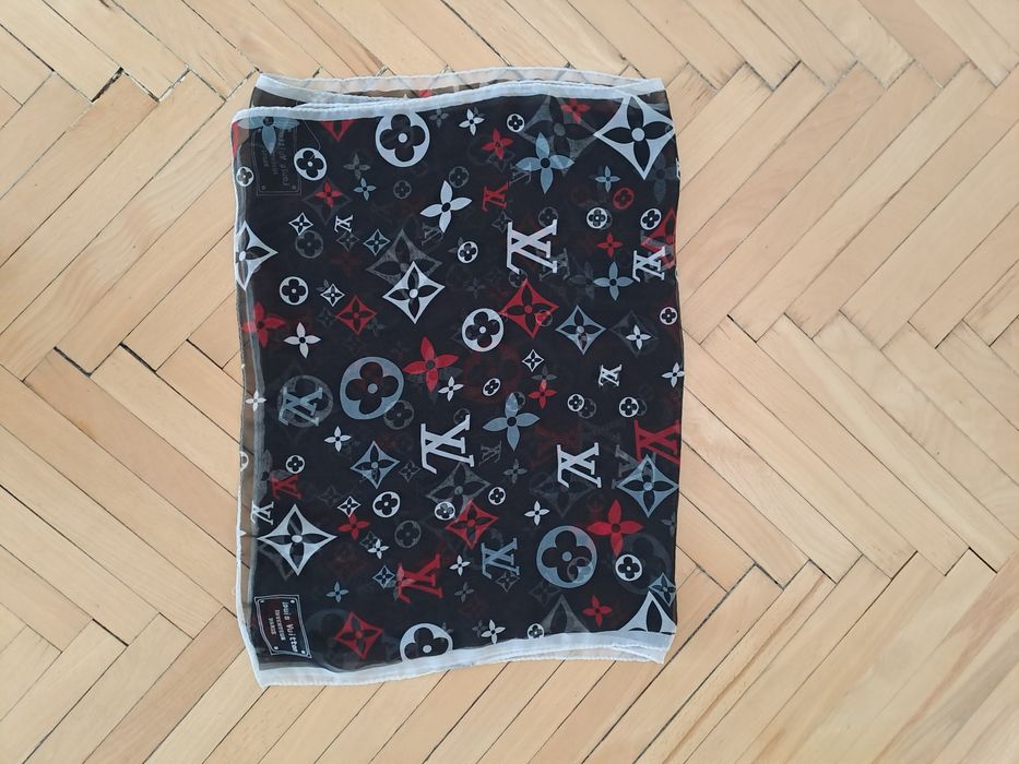 Louis Vuitton разкошен шал