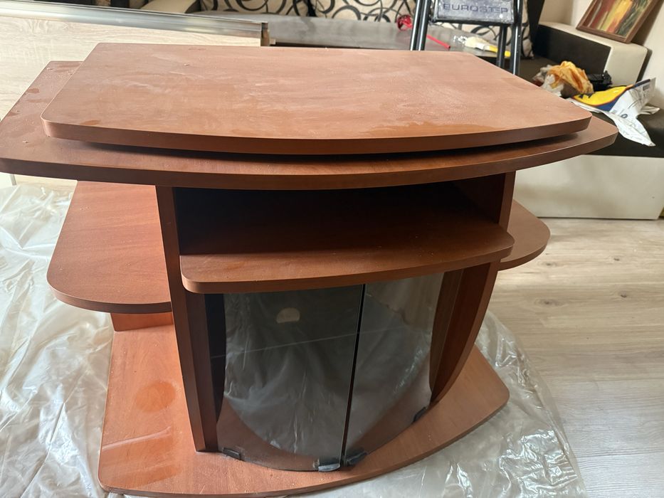 Тв шкаф със стъклени вратички