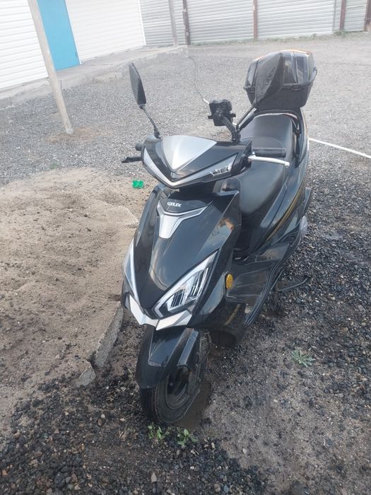 Продам скутер м8 про новый