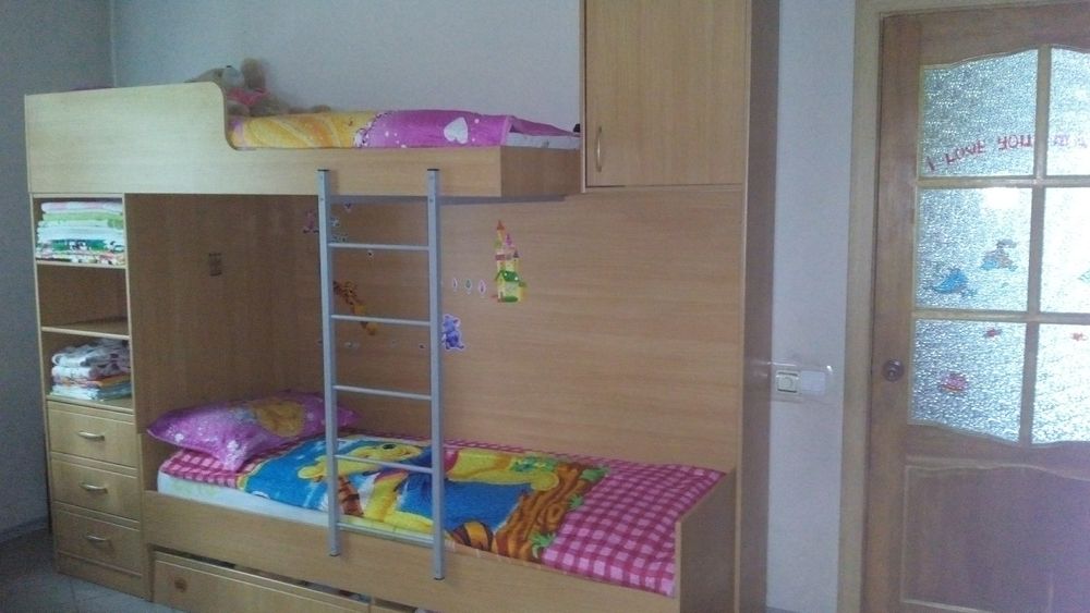 Продам двухъярусную кровать с матрасами на пружинах. Недорого
