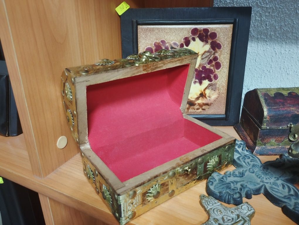 Много красиво и старо,сандъче за бижута.