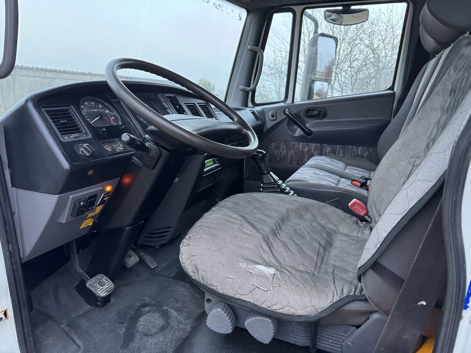 Nissan Atleon basculabil pe cutie cu macara de 1700 kg .