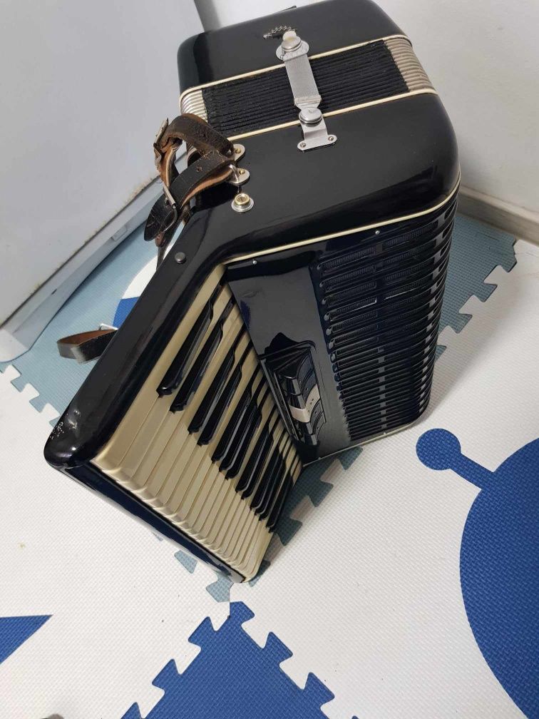 Acordeon WELTMEISTER cu 96 basi