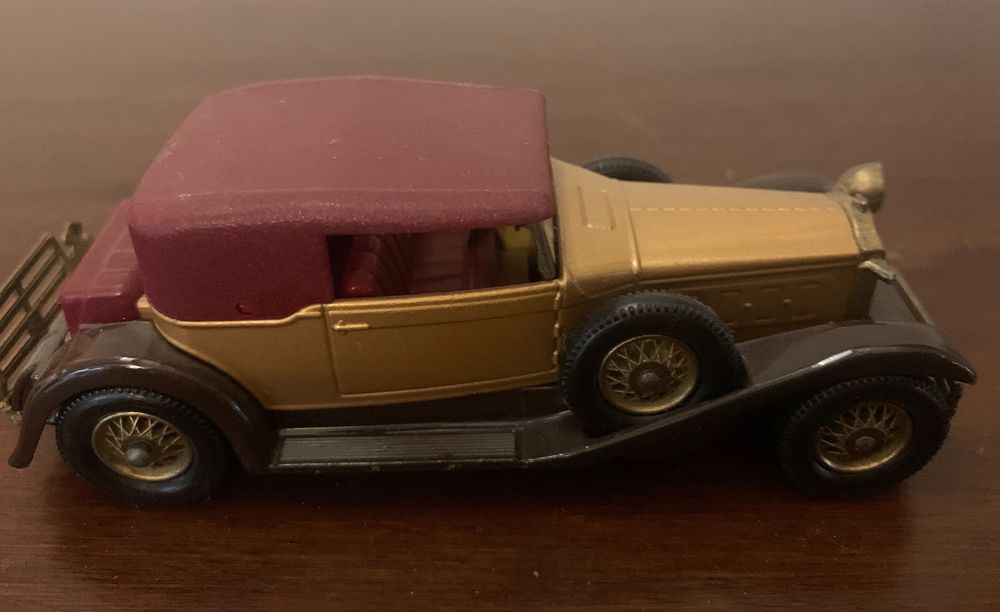 За колекционери - миниатюрни колички и керамични фигури