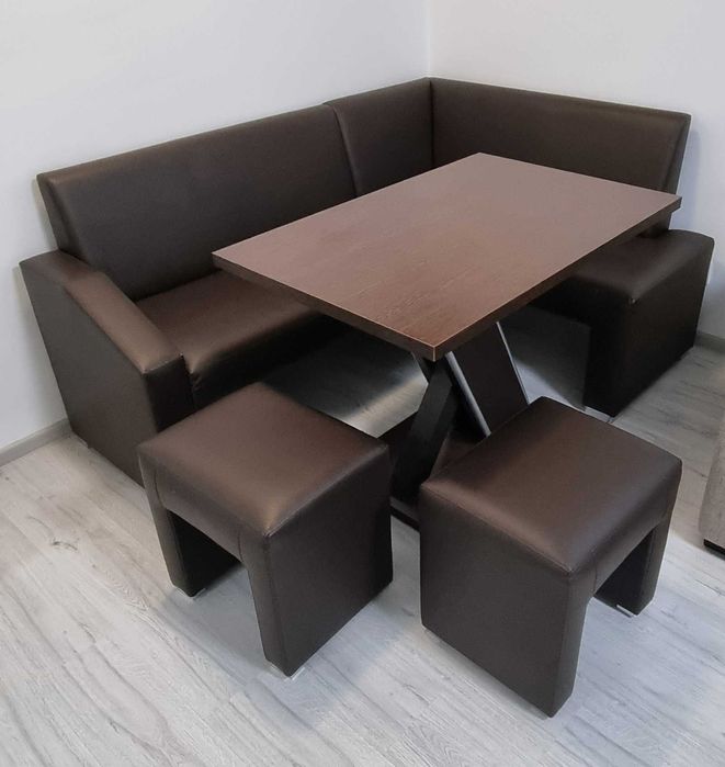 Coltar bucatarie cu masa si 2 taburete