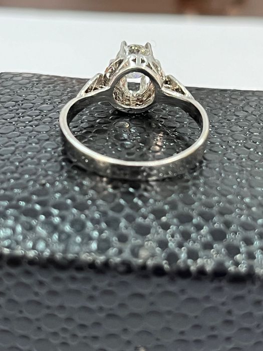 Пръстен от бяло злато със брилянт