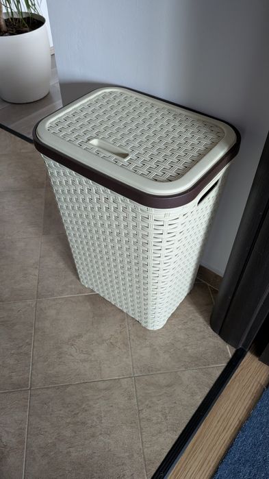 Vând cos de rufe din plastic