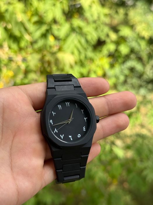 наручные часы с арабскими цифрами