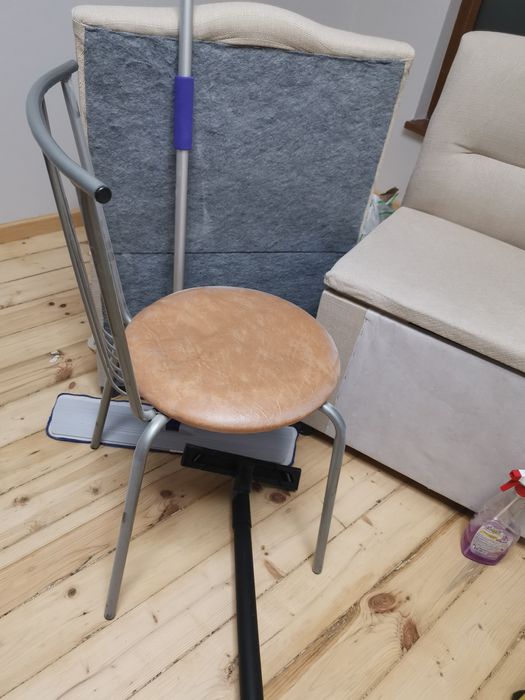 Два стола, всеки по 25 лв.