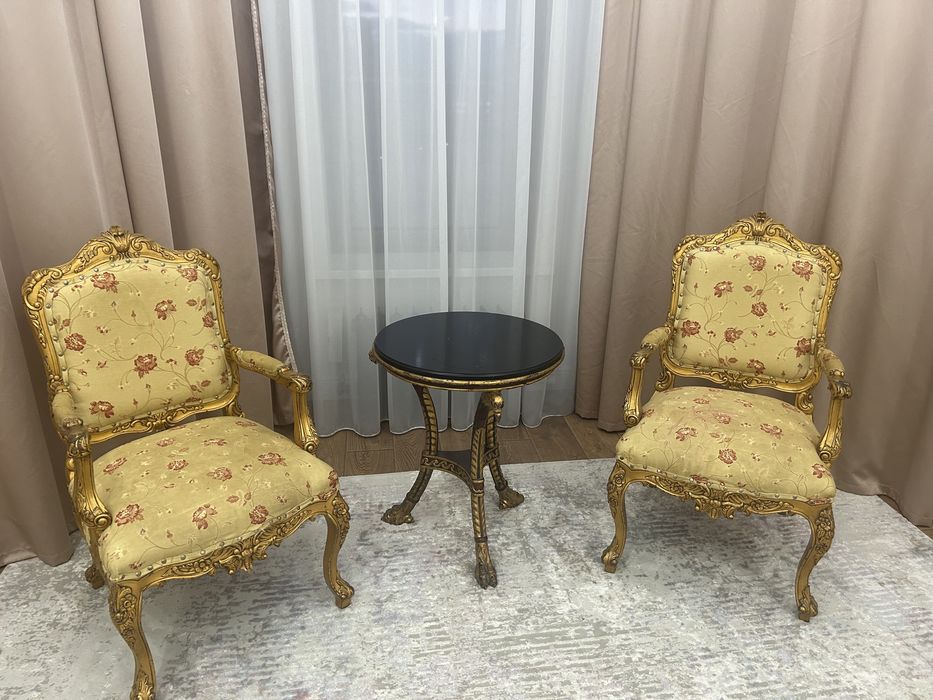 Кофейный столик с 2 креслами