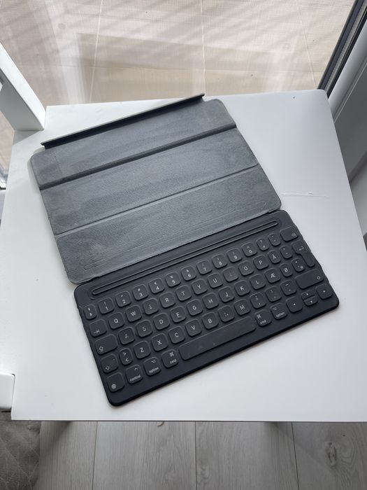 Husa cu tastatura apple • Ipad 10.5 inch
