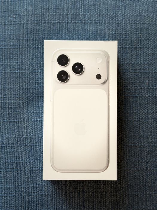 Apple iPhone 17 Pro Max, 256GB, 5G, Cosmic Orange и Silver