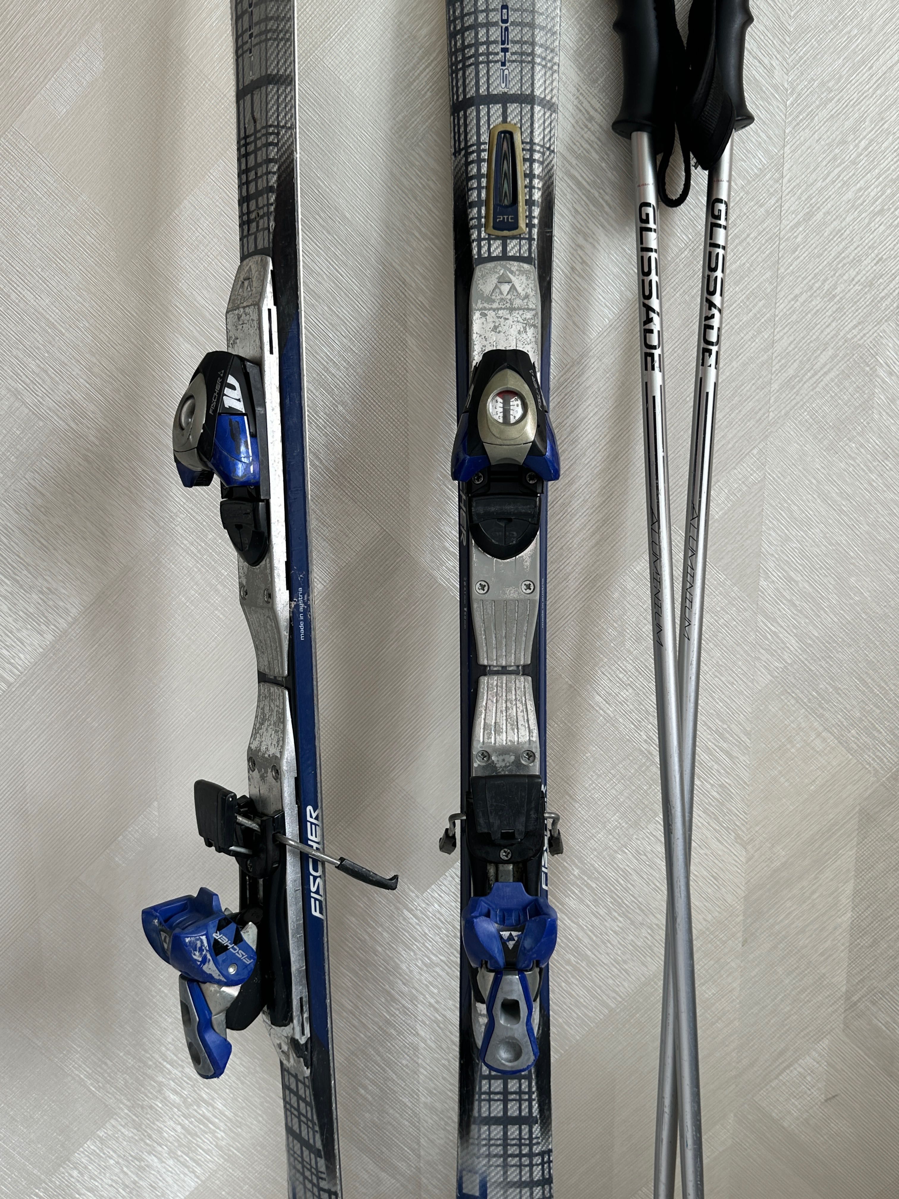 Комплект карвинговых горных лыж Fisher  с палками и чехлом (лыжи)