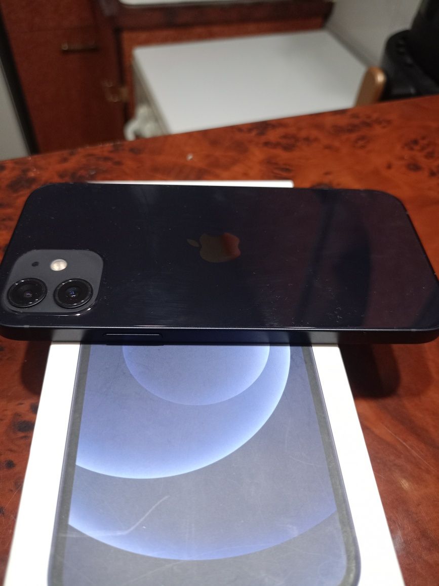 Телефон iPhone 12