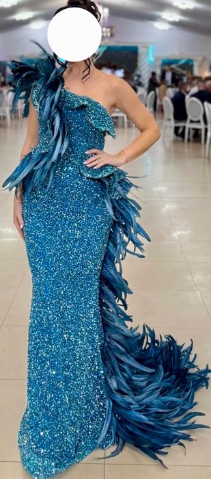 Rochie de seară glam cu pene