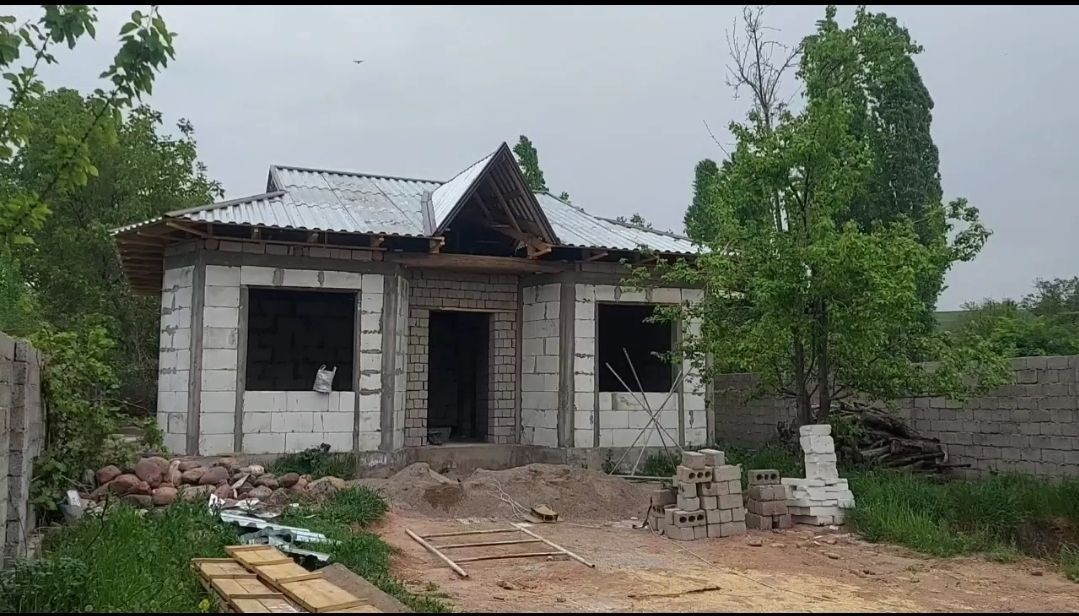 Срочно сотилади Бустонлик тумани Азадбаш 6 сотих учаска