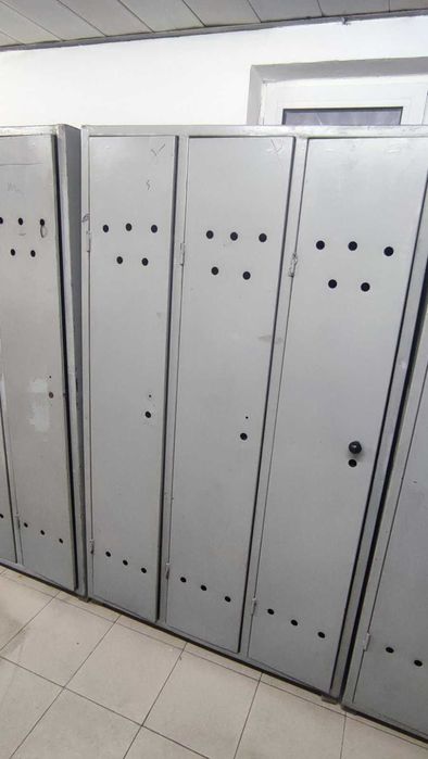 метални шкафчета тройни