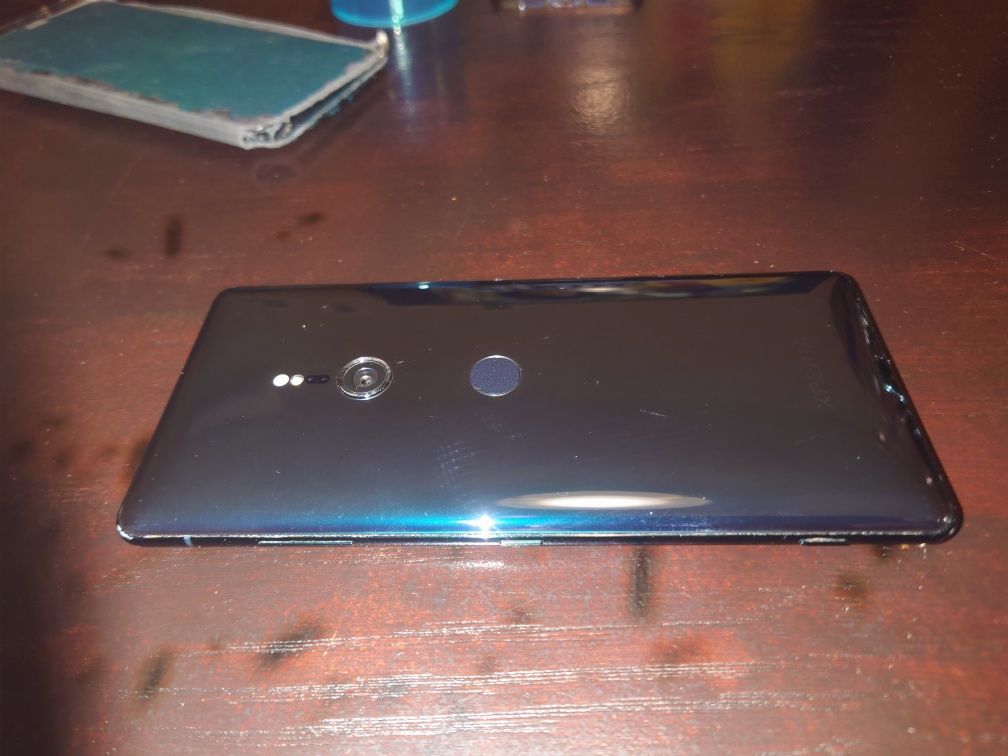 Продавам зелен Sony Xperia XZ3