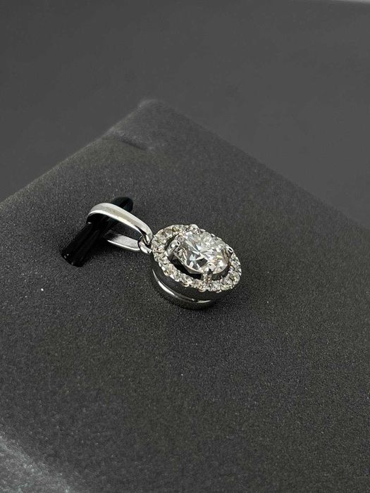 Кулон с бриллиантом 1 карат
