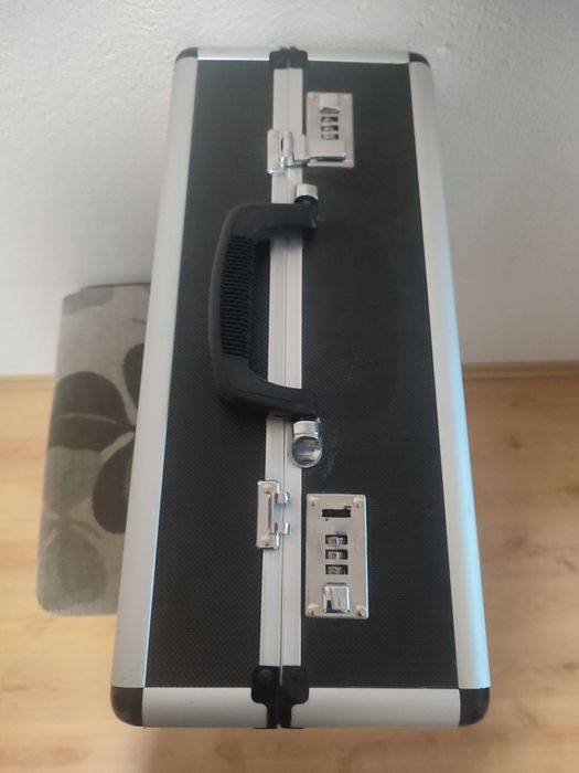 Куфар за инстроменти модели и пултове