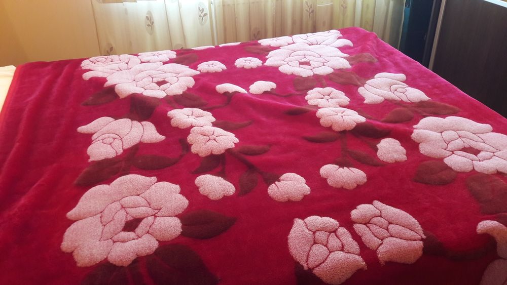 Vand cuvertură pe pat dublu.