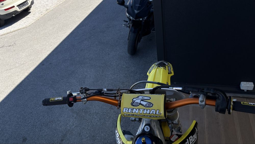 Suzuki rmz-250.