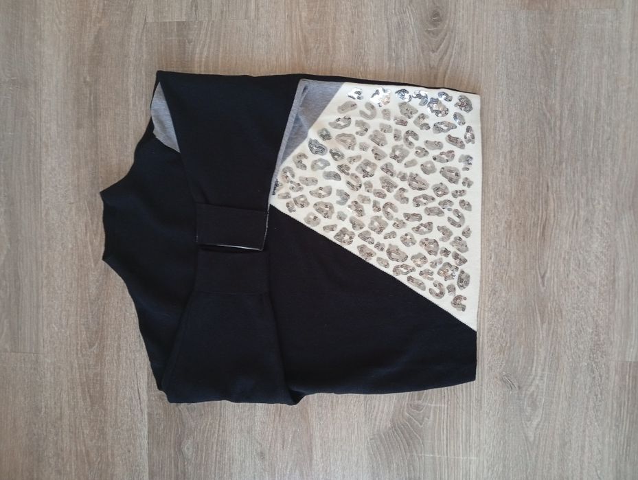 Красива нова блуза с фигури от пайети на бял фон