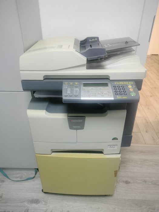 Vând copiator Toshiba e-studio 165, A3/A4. Alb negru. Cu cutie depozit