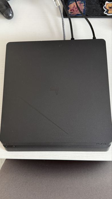 Vand PS4 Slim,cu FC 24 si God of War