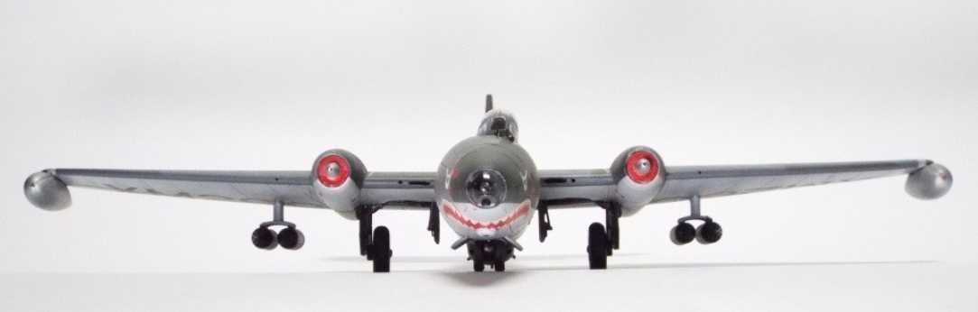 сборная модель самолёта E.E.Canberra 1/72 model kit