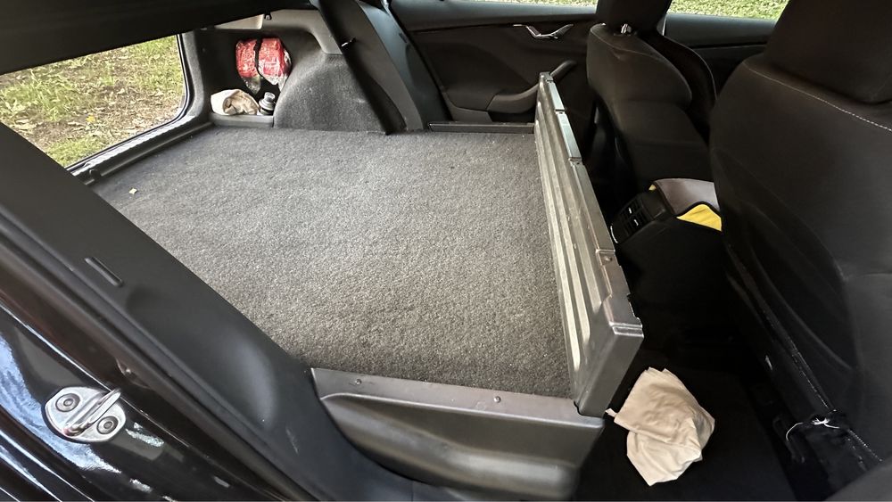 Предни седалки Шкода Скала Skoda Scala и заден борд Skoda skala