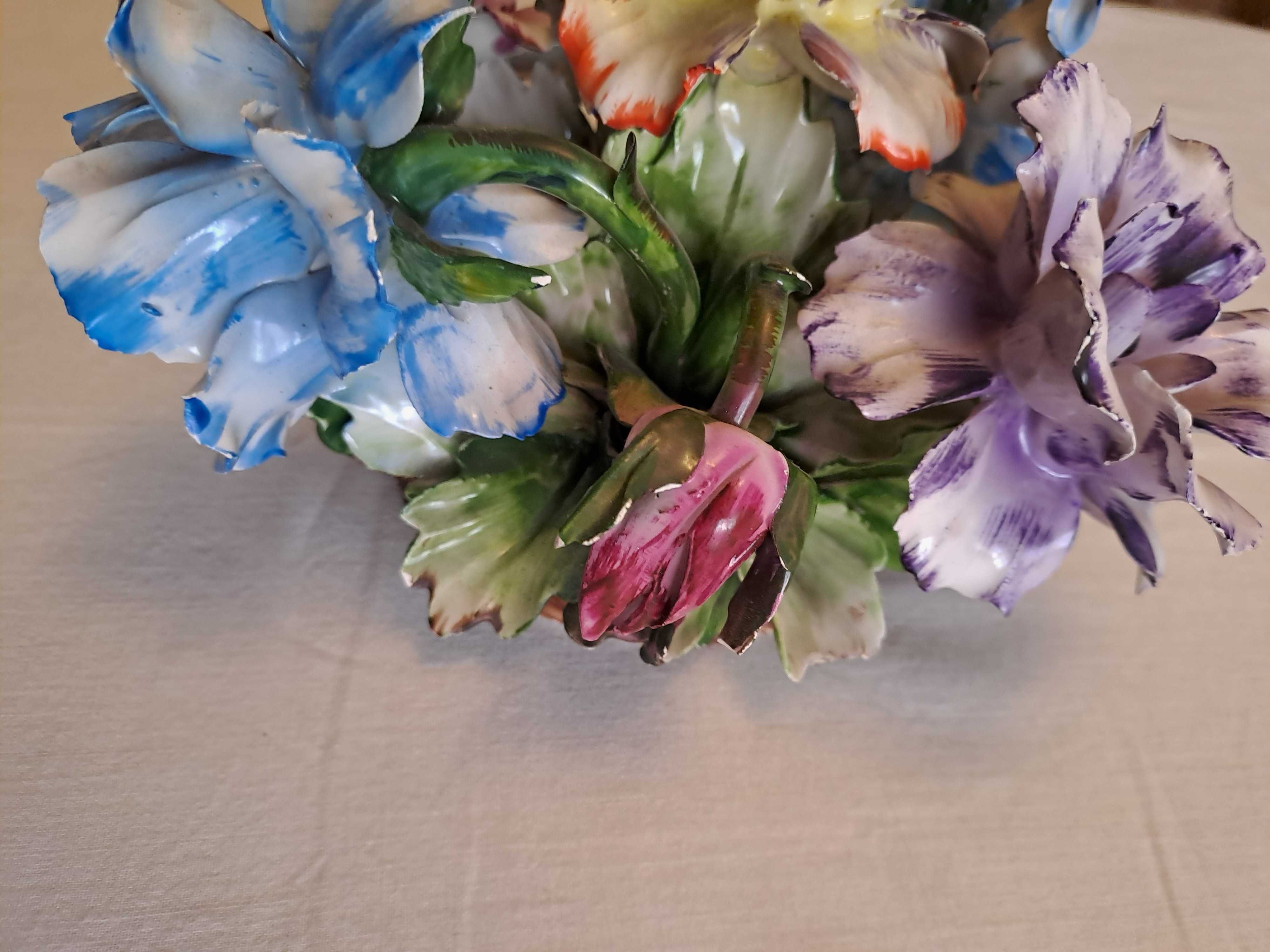 centru de masa Capodimonte cos cu flori