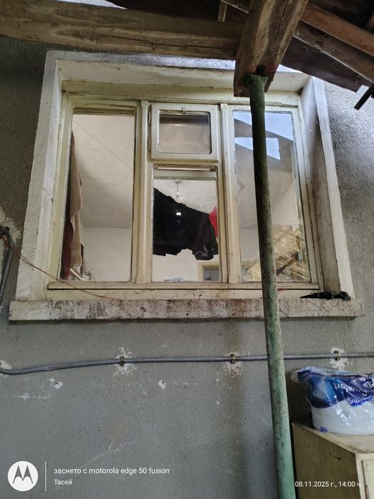 Продавам стара дограма, прозорци и врати, 30 лв, и 70 лв.