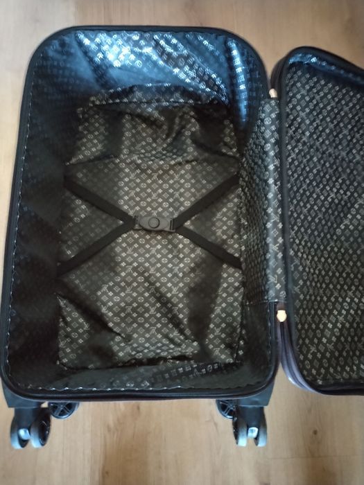 LOUIS VUITTON-Пътнически Куфар.