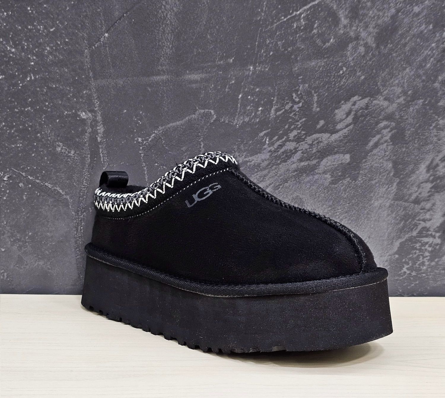 Ugg tazz slipper black
