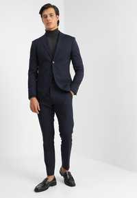 Isaac Dewhirst Slim Fit BASIC Plain Suit ОРИГИНАЛЕН мъжки костюм -  М