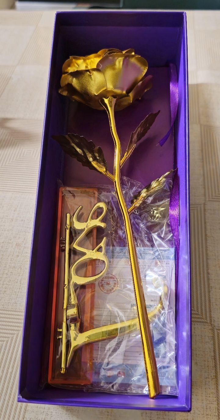 Vand Trandafiri Suflați cu Aur 24k Super Pret , Super Cadou !!!