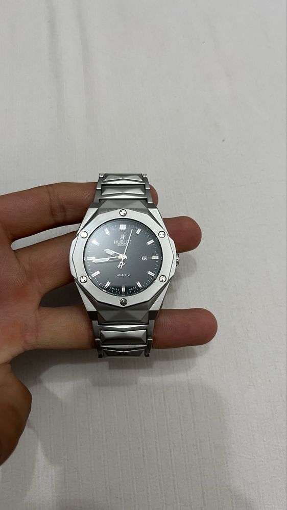 Подам часы HUBLOT geneve