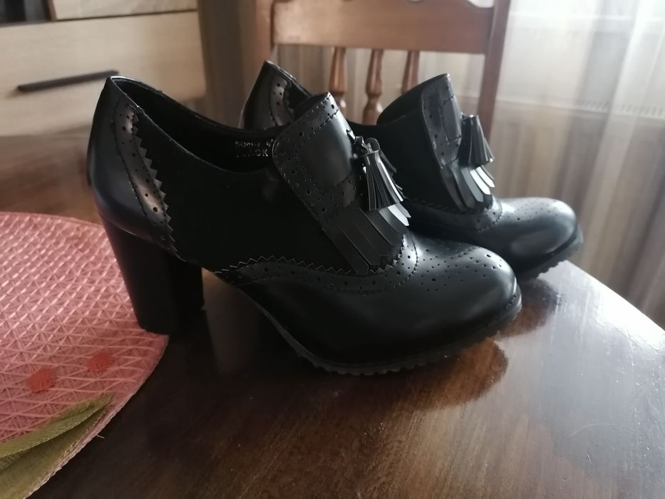 Дамски затворени обувки